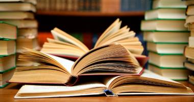 Stire din Cultură-Educație : Scriitorii constănțeni critică dur timbrul literar. "O inepție!"