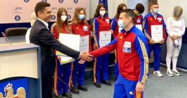 Stire din Sport : Scrimă / Sportivii medaliaţi la Mondialele de la Cairo, felicitaţi de ministrul Eduard Novak
