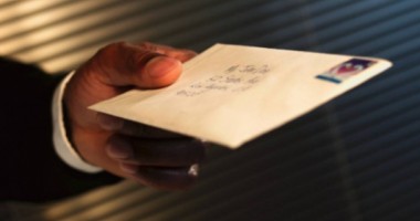 Stire din Actualitate : Femeie rănită de explozia unei SCRISORI-CAPCANĂ, adresată prefectului