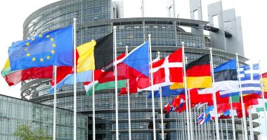 Stire din Actualitate : Scrutinul a dat o lovitură partidelor centriste dominante în PE