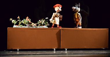 Stire din Cultură-Educație : Scufița Roșie revine la Teatrul "Căluțul de mare"