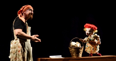 Stire din Cultură-Educație : Scufița Roșie revine pe scena Teatrului "Căluțul de Mare"