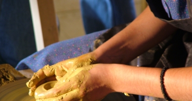 Stire din Cultură-Educație : Sculptori și ceramiști, invitați să se "exprime" prin lut ceramic