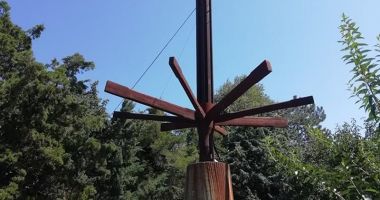 Stire din Social : Apel pentru salvarea unei sculpturi. "Fructul Soarelui" din Costinești,  într-o continuă degradare