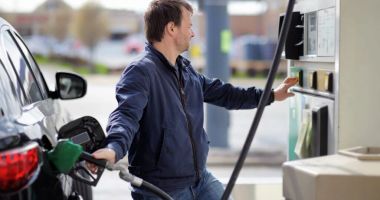 Stire din Economie : Noi scumpiri la pompă. Cât scot șoferii din buzunar pentru un plin de carburant