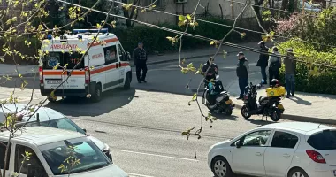 Stire din Eveniment : Accident pe strada Dezrobirii din Constanța. Un livrator pe scuter, rănit după impactul cu un autoturism
