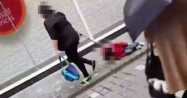 Stire din Social : VIDEO SCANDALOS! Femeie filmată târându-și propriul copil cu lesa, pe stradă: "Are autism, nu-l pot controla altfel"