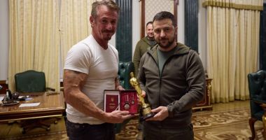 Stire din Actualitate : Actorul Sean Penn i-a dăruit lui Zelenski unul dintre Oscarurile sale. ”Când o să câștigați, mi-l aduci înapoi”