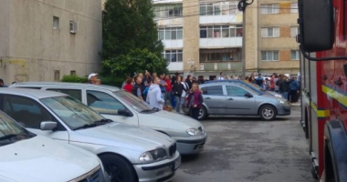 Stire din Eveniment : CLIPE DE GROAZĂ. Un bărbat s-a aruncat de pe un bloc cu 10 etaje