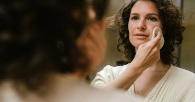 Stire din Sănătate : Folosirea loțiunilor și altor produse cu alcool sau ulei duc la excesul de sebum