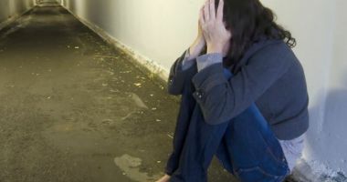 Stire din Actualitate : Trei fete, sechestrate și abuzate într-un beci de tatăl unei prietene. Una dintre ele era ţinută în lanţuri