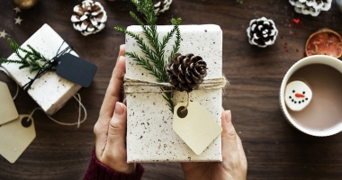 Stire din Social : Secret Santa. Câți bani investim în cadourile pentru colegi