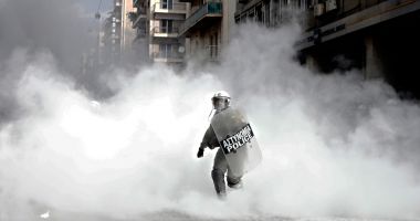 Stire din Actualitate : Secție de poliție atacată cu sticle incendiare, petarde şi pietre. 70 de persoane au fost arestate