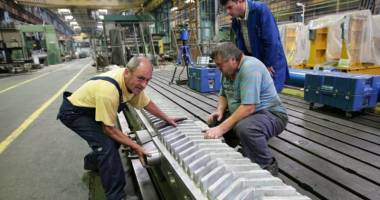 Stire din Economie : Sectorul manufacturier  a tras industria după el