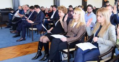Stire din Politică-Administrație : Consilierii locali, convocați în ședință. Cui mai dă terenuri gratuite primarul Decebal Făgădău