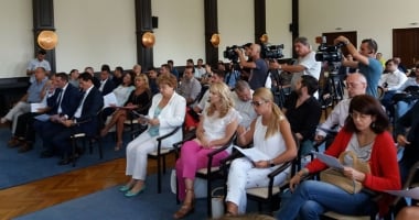 Stire din Politică-Administrație : Aleșii locali constănțeni, vot favorabil pentru asfaltări și recompense pentru elevi. Terenurile pentru biserici, în așteptare