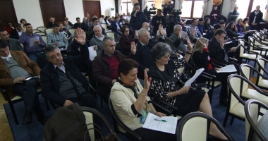 Stire din Politică-Administrație : Cât au muncit consilierii județeni  în acest mandat: scuze pentru chiuluri, coroane de flori și o mână de proiecte