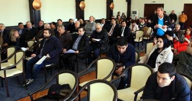 Stire din Politică-Administrație : Consilierii județeni suflă și-n iaurt! Cluburile sportive mai au de așteptat până vor primi banii de la CJC