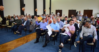 Stire din Politică-Administrație : Consilierii județenii au împărțit bani primarilor pentru investiții locale