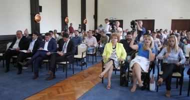 Stire din Politică-Administrație : Consilierii locali, convocați la ședință de primarul Făgădău