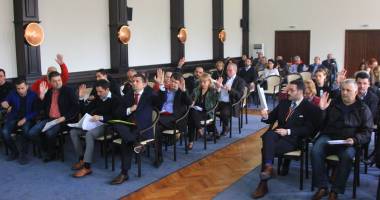 Stire din Politică-Administrație : Ce vor alege consilierii: Decebal Făgădău sau Gabi Stan ?