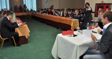 Stire din Politică-Administrație : Consilierii locali votează ordinea suplimentară orbește