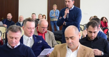 Stire din Politică-Administrație : Circ și colindători la ultima ședință a CJC. Banii primarilor, motiv de ironii între PNL și PMP