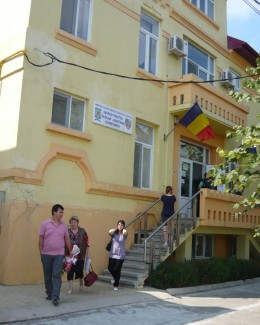 Stire din Cultură-Educație : Scandal la Vulturu. Primarul  îl face impostor pe directorul școlii!