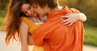 Stire din Diverse : Lecția de seducție:  transmite semnalele potrivite ca să îi arăți că îl placi