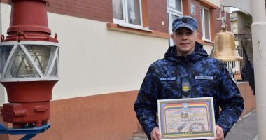 Stire din Cultură-Educație : Povestea șefului de promoție care a renunțat la diploma de inginer pentru cariera militară