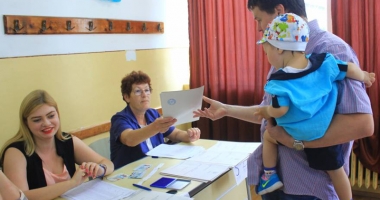Stire din Politică-Administrație : Se fac plățile pentru cei care au lucrat în secțiile de votare