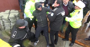 Stire din Eveniment : FOTO - VIDEO / Șeful Poliției Locale Mangalia, AGRESAT în timpul unei acțiuni de demolare