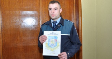 Stire din Eveniment : Cel mai tânăr șef de post din Constanța, propus pentru "Polițistul Anului"