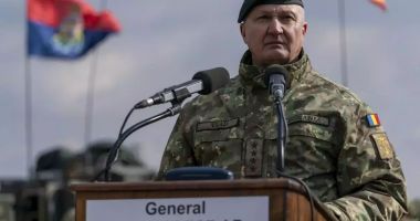 Stire din Eveniment : Şeful Armatei spune că toţi românii ar trebui să ştie să tragă cu arma "pentru a-şi apăra familia"