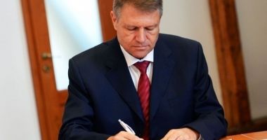 Stire din Politică-Administrație : Șeful statului a semnat decretul privind regimul stării de asediu și de urgență