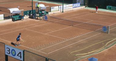 Stire din Sport : Se încinge zgura la Tenis Club Bright. Mâine, finalele