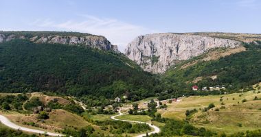 Stire din Economie : Se înființează comitetul care va împărți 104 milioane de euro între obiectivele turistice