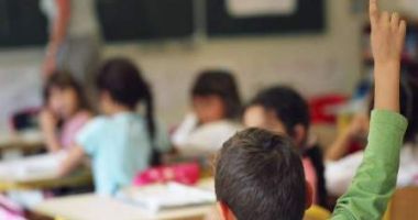 Stire din Eveniment : Sticlă cu alcool, căzută din buzunarul unui profesor, la ore
