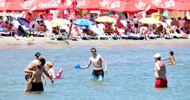 Stire din Social : Sejururi de 3,8 milioane de euro, cumpărate cu vouchere de vacanță