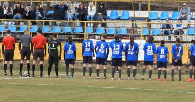 Stire din Sport : Fotbalistele de la Selena fac curățenie la stadion