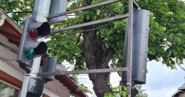 Stire din Eveniment : Trupul neînsuflețit al unei femei a zăcut abandonat trei ore, pe stradă. I s-ar fi făcut rău la semafor
