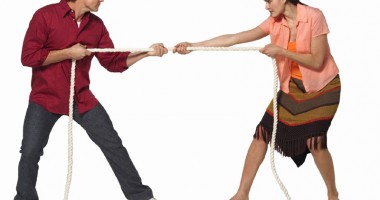 Stire din Diverse : Semne că încearcă să te controleze