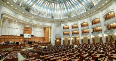 Stire din Politică-Administrație : Senatorii au adoptat sancțiuni pentru medicii care răspândesc informatii false