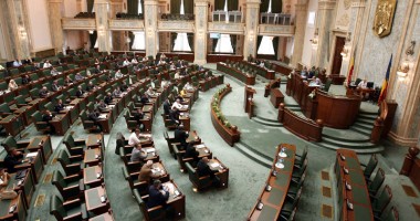 Stire din Politică-Administrație : Liderii USL au convenit să amâne votul din Senat pe Constituție pentru septembrie