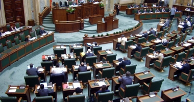 Senat: Persoanele condamnate penal au voie să candideze la Președinție