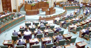 Stire din Politică-Administrație : Senatorii au aprobat ca Vinerea Mare să fie zi nelucrătoare