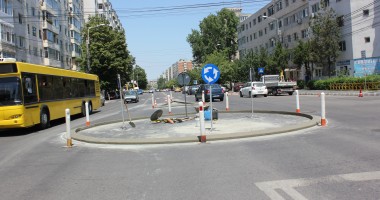 A început construcția sensului giratoriu de la intersecția străzilor București și 1 Decembrie 1918 / Galerie foto - 2