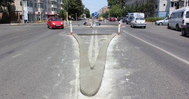 A început construcția sensului giratoriu de la intersecția străzilor București și 1 Decembrie 1918 / Galerie foto - 3