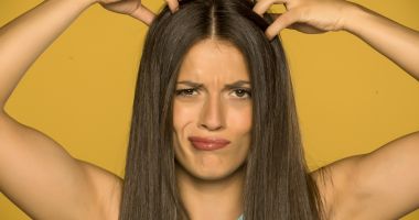 Psoriazisul duce la inflamarea, iritarea și durerea la nivelul scalpului