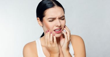 Din ce cauză apare sensibilitatea dentară
